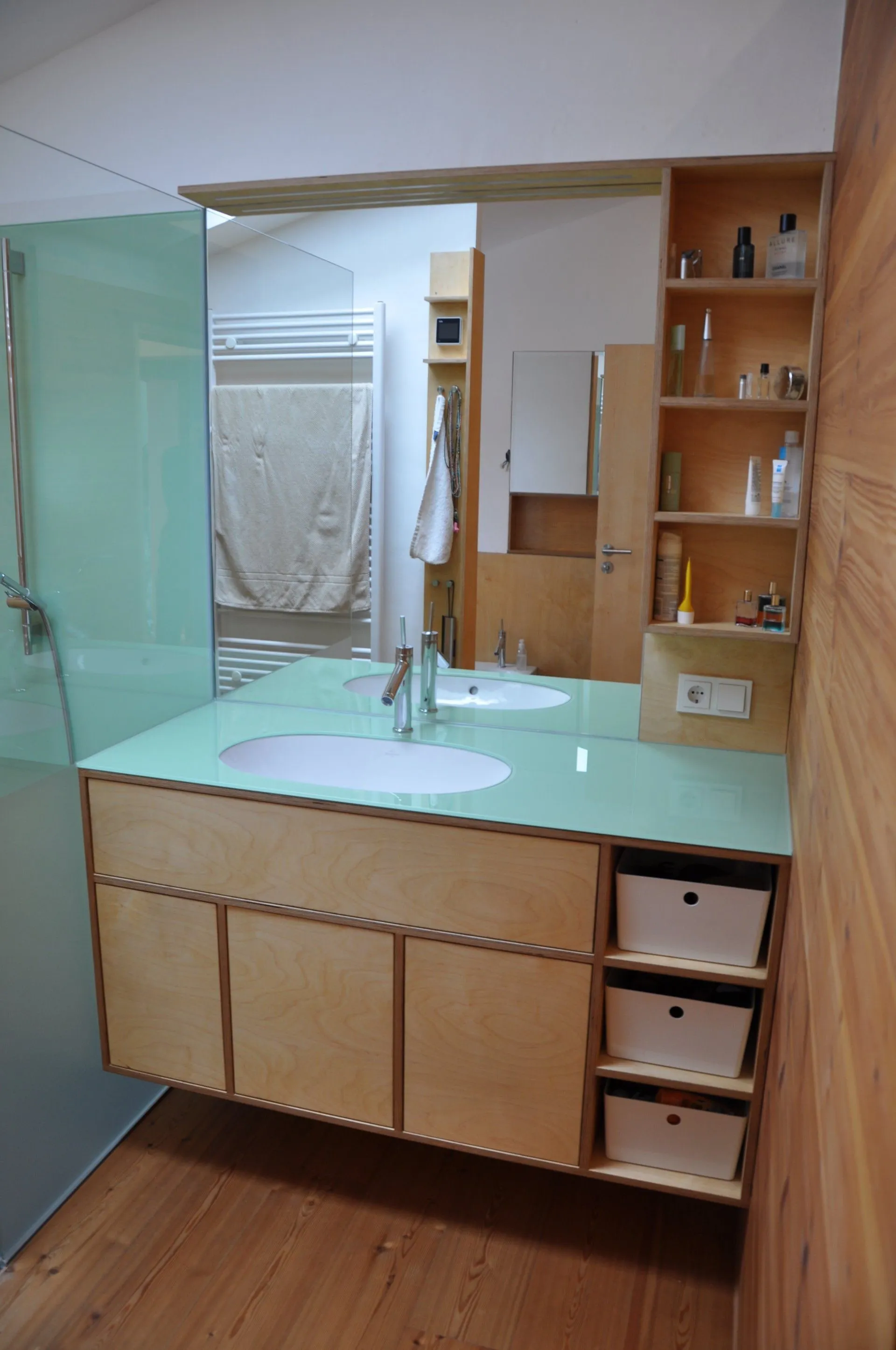 Badmöbel mit Glasplatte, Unterschrank und offenen Seitenfächern