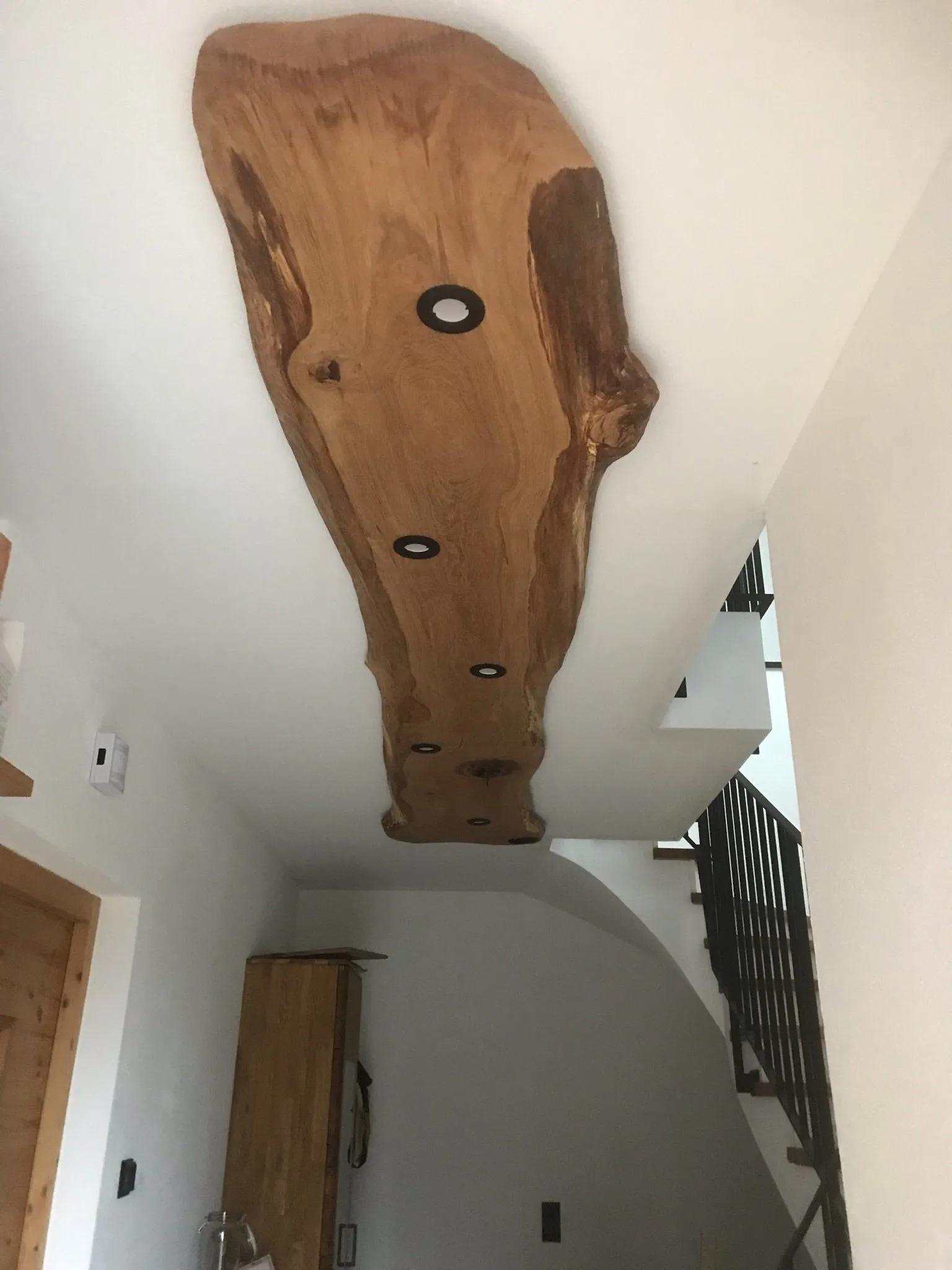 Massivholzelement mit belassener Baumkante als Deckenverkleidung
