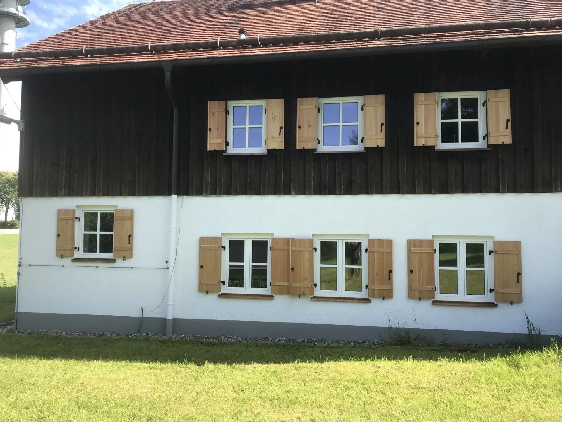 Hölzerne Fensterläden an einem oberbayerischen Bauernhaus