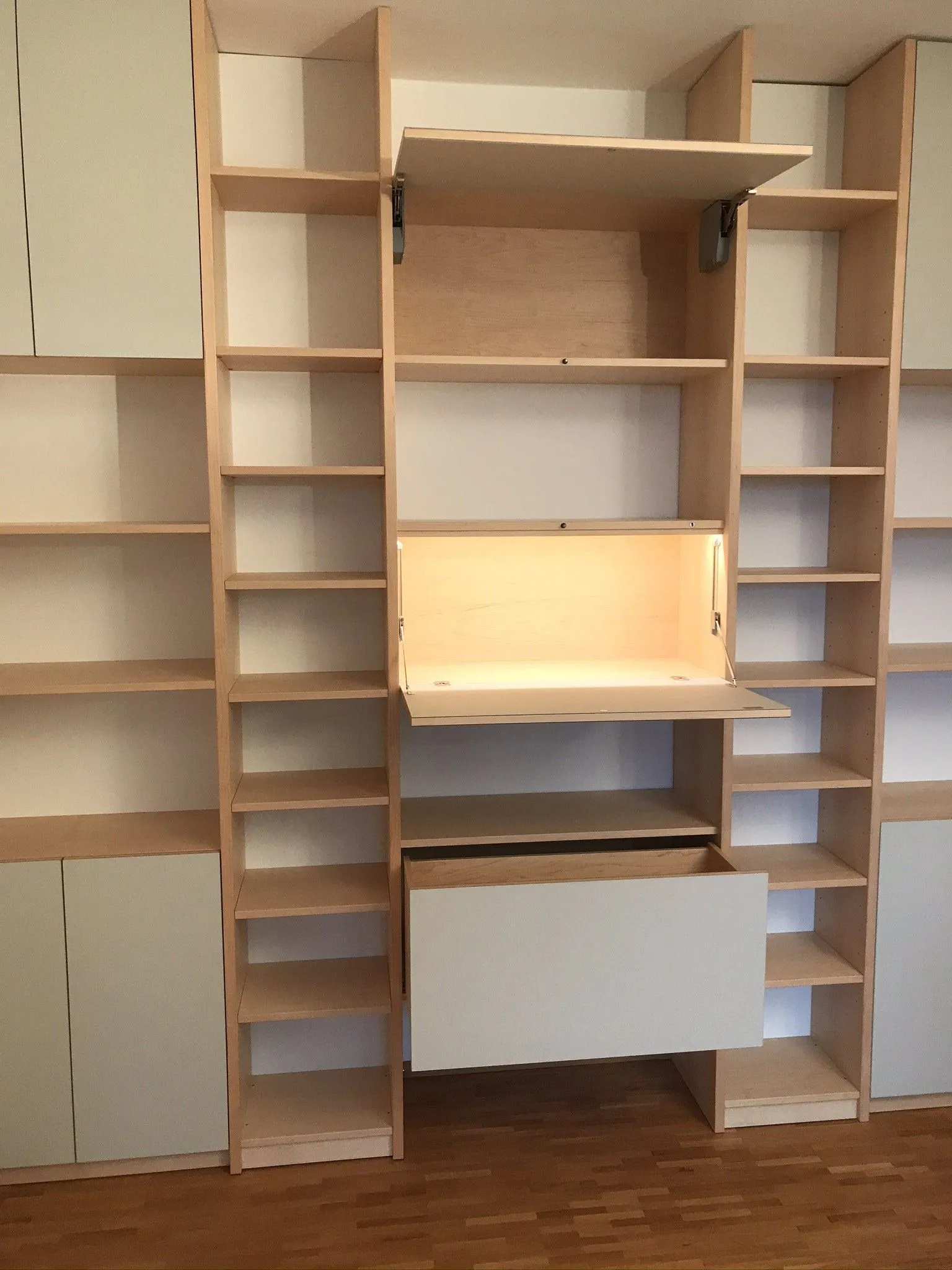 Ankleidezimmer mit offenem Regalsystem und Schubladenblock