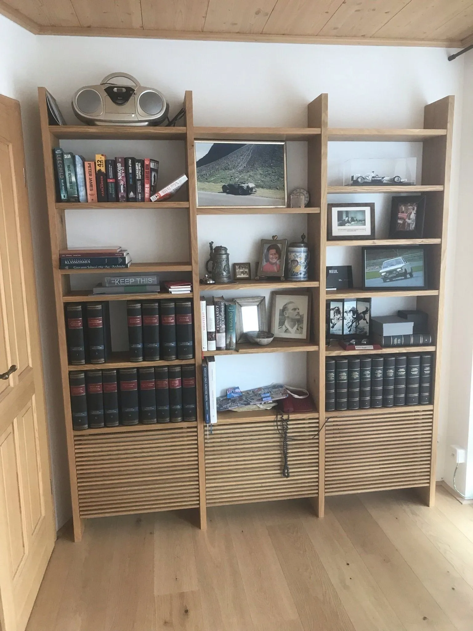 Bücherregal mit Lamellenfronten und offenen Fächern