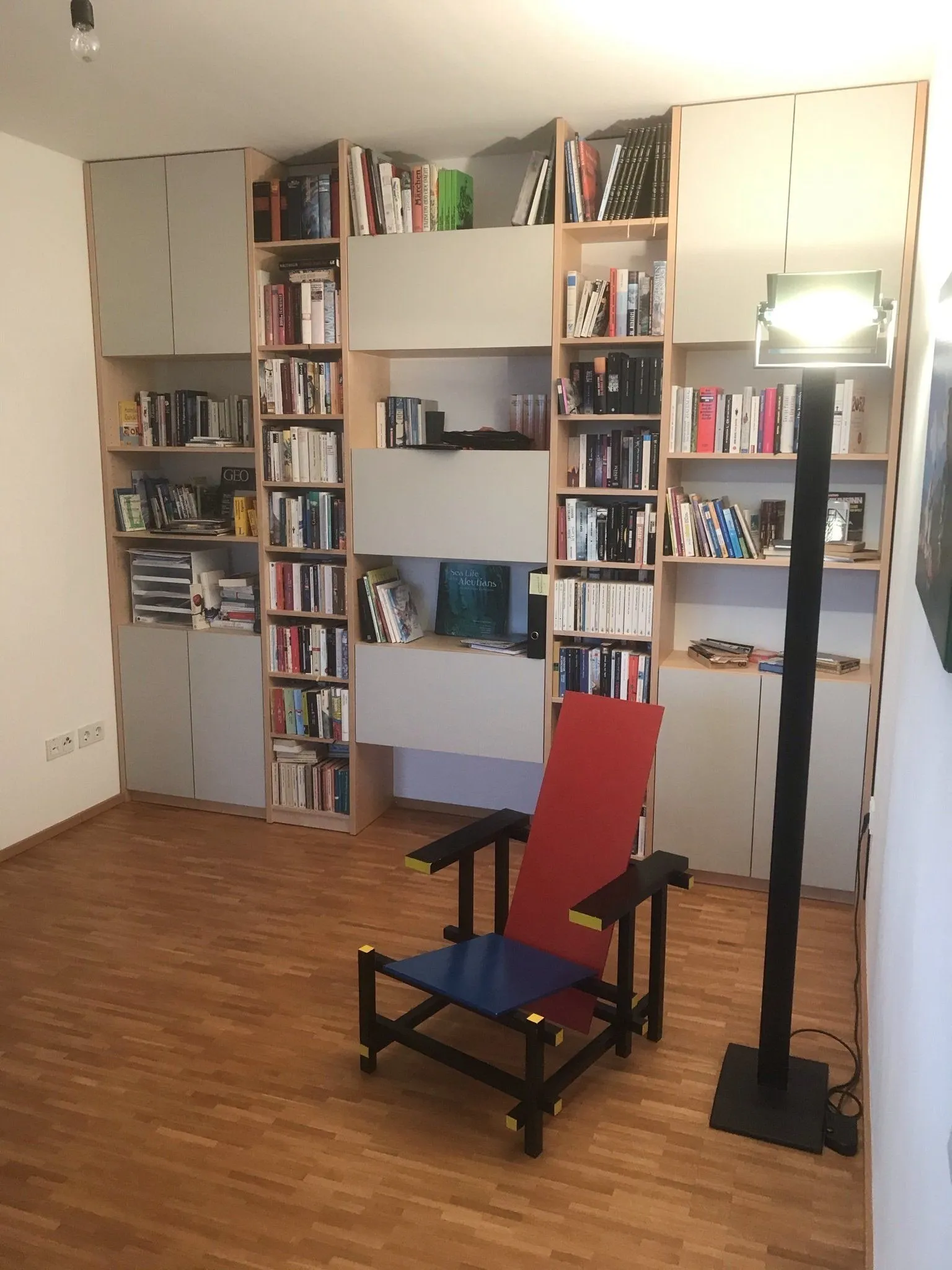 Raumhohes Bücherregal über die gesamte Wandbreite