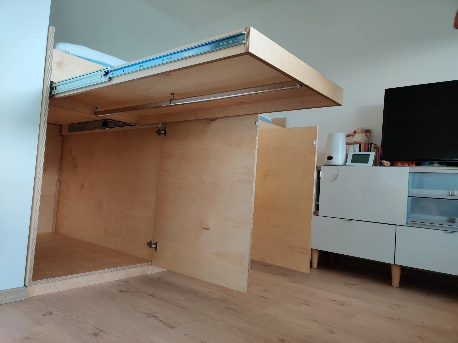 Einbauschrank in Birke, Korpus mit geöffneten Türen