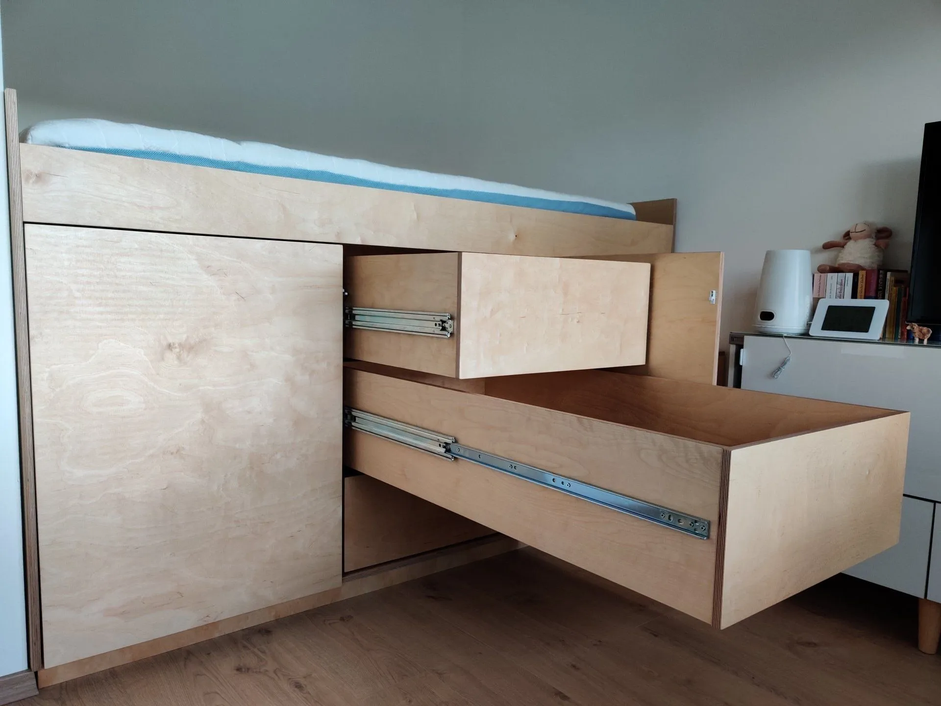 Einbauschrank in Birke mit tiefen Auszügen für Stauraum