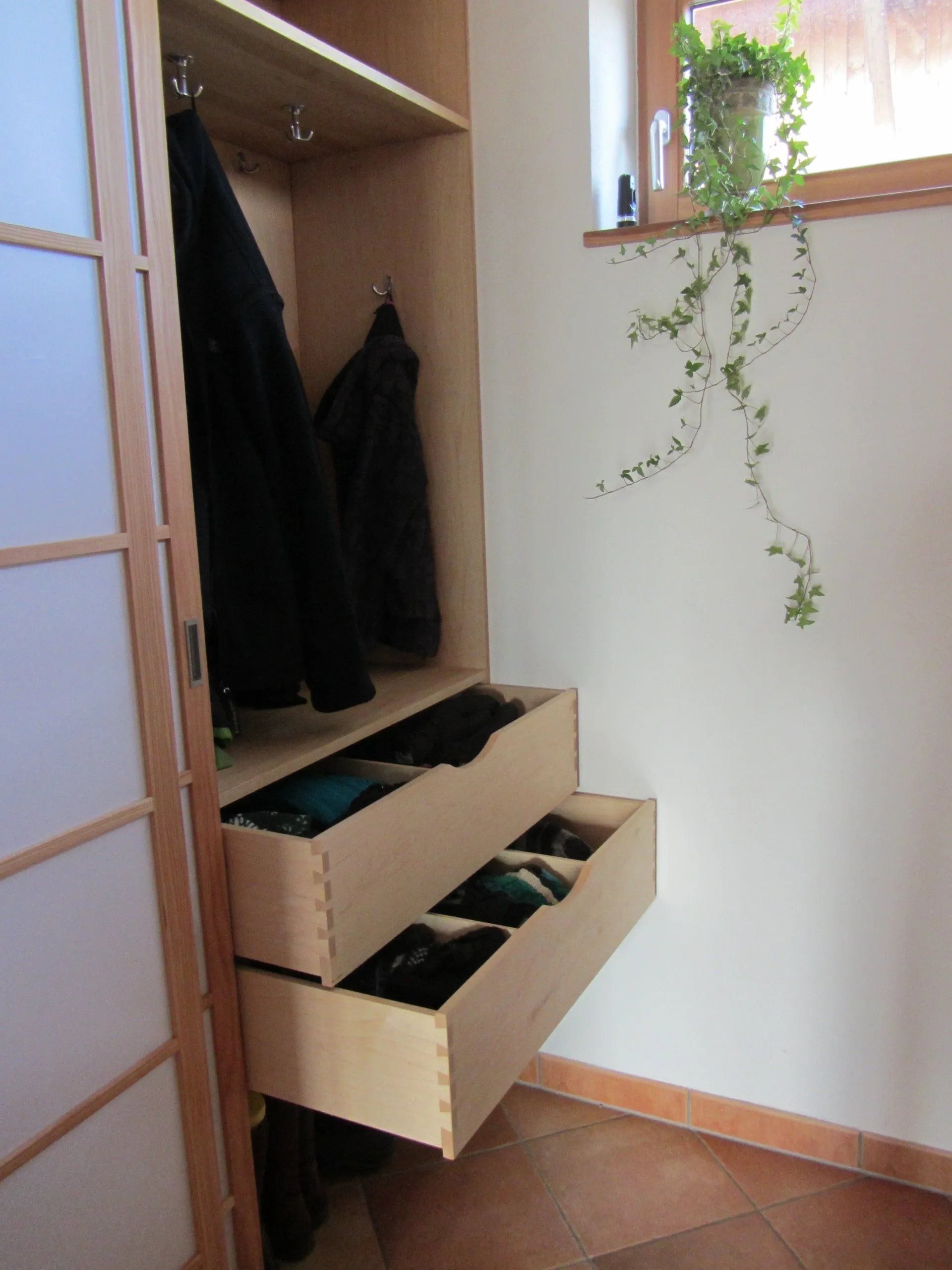 Garderobe mit Kleiderstange und ausziehbaren Schubladen darunter