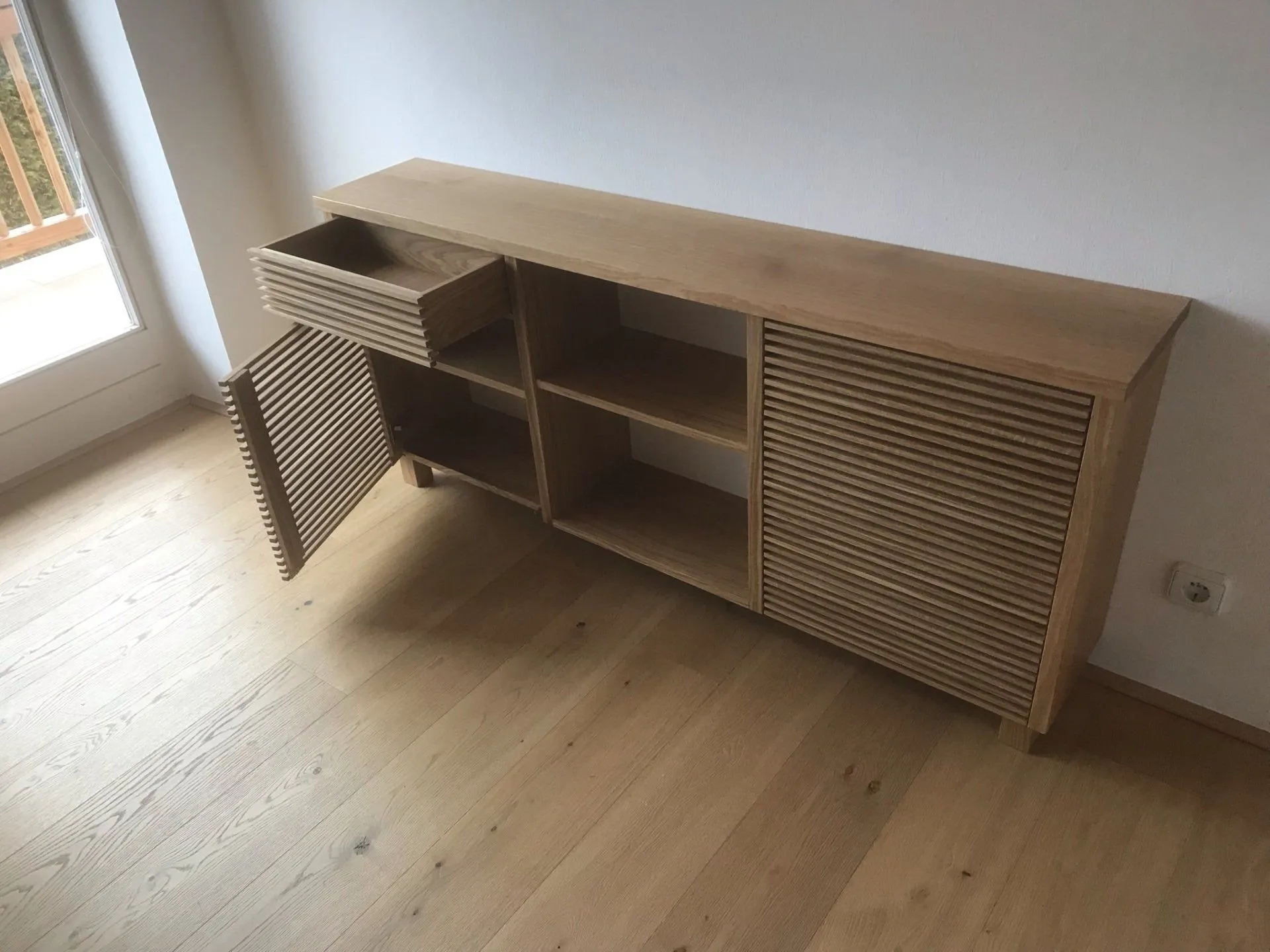 Sideboard in Eiche mit Lamellentüren und offenem Mittelfach