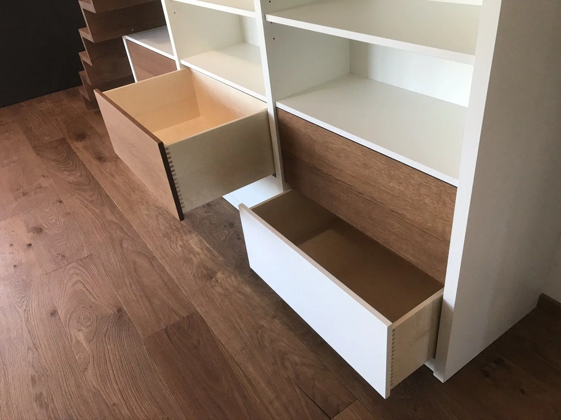 Treppenpodest mit großen ausziehbaren Schubkästen