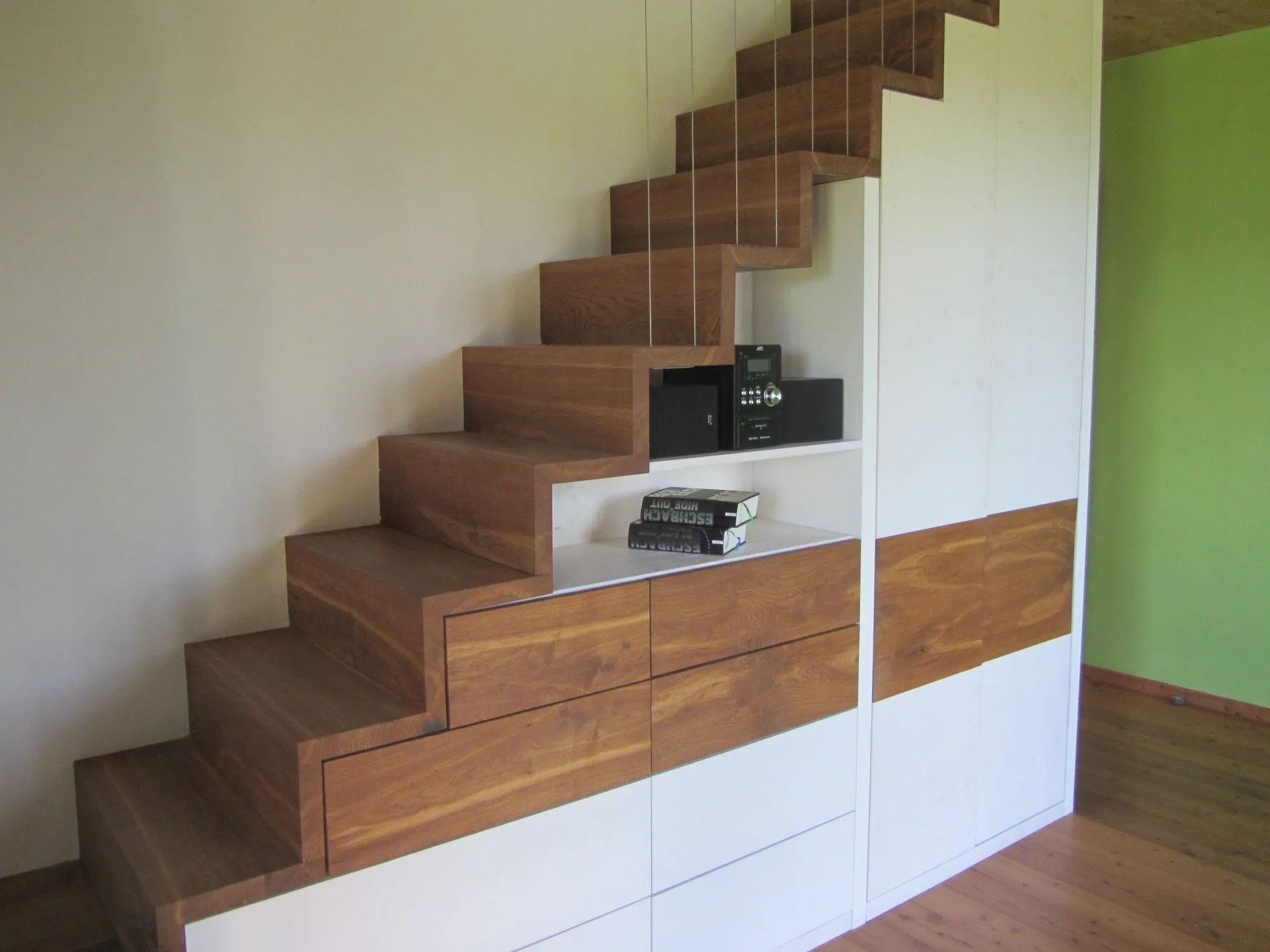 Treppe in Nussbaum mit Einbauschrank und Schubladen im Unterbau