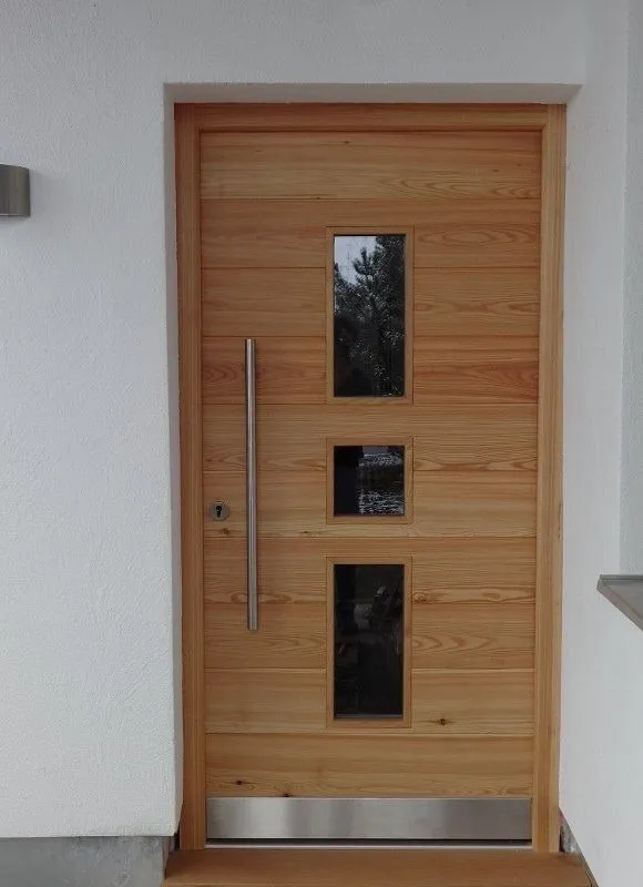 Haustür aus Lärche mit drei schmalen Lichtausschnitten