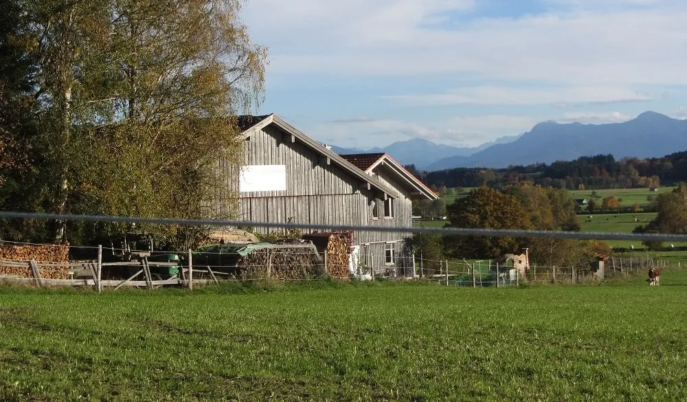 Die Werkstatt am Ortsrand von Peißenberg vor den Bergen
